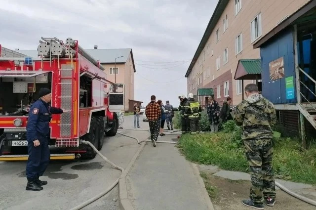 Огнеборцы эвакуировали 5 человек во время пожара в доме в Невельске