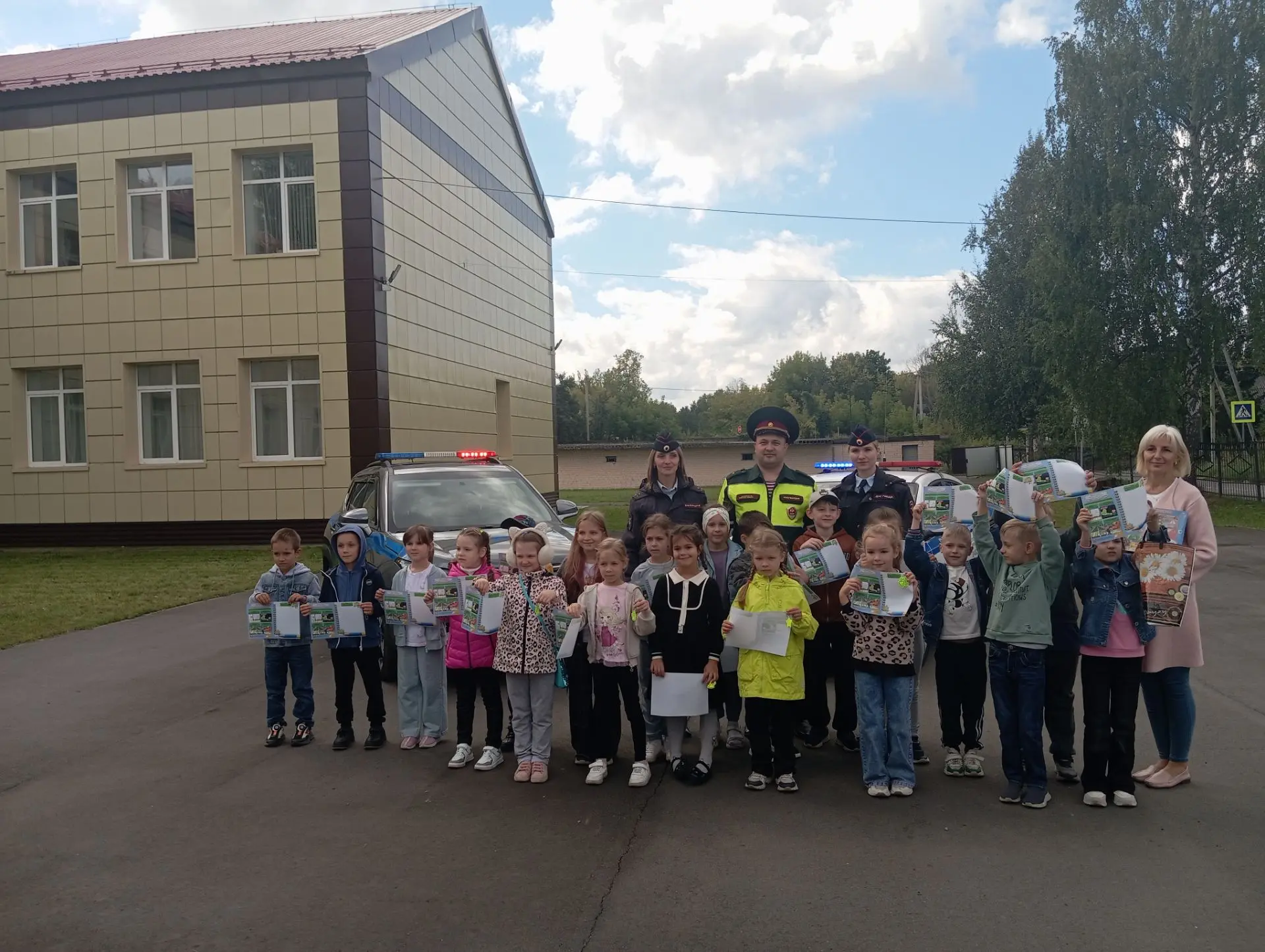 🚔 Учебный год ещё не наступил, а наши первоклассники уже приняли участие в первом уроке.