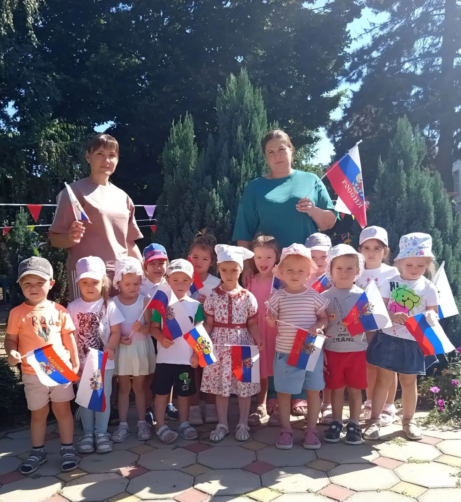 😍 Ребята второй младшей группы приняли участие в фотоакции «Флаг России в кругу семьи»...