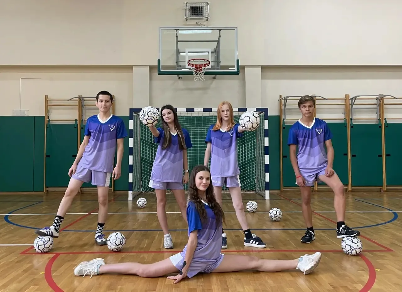 🏆 Будь в центре спортивной жизни школы!  В нашей школе проходит множество спортивных мероприятий: со