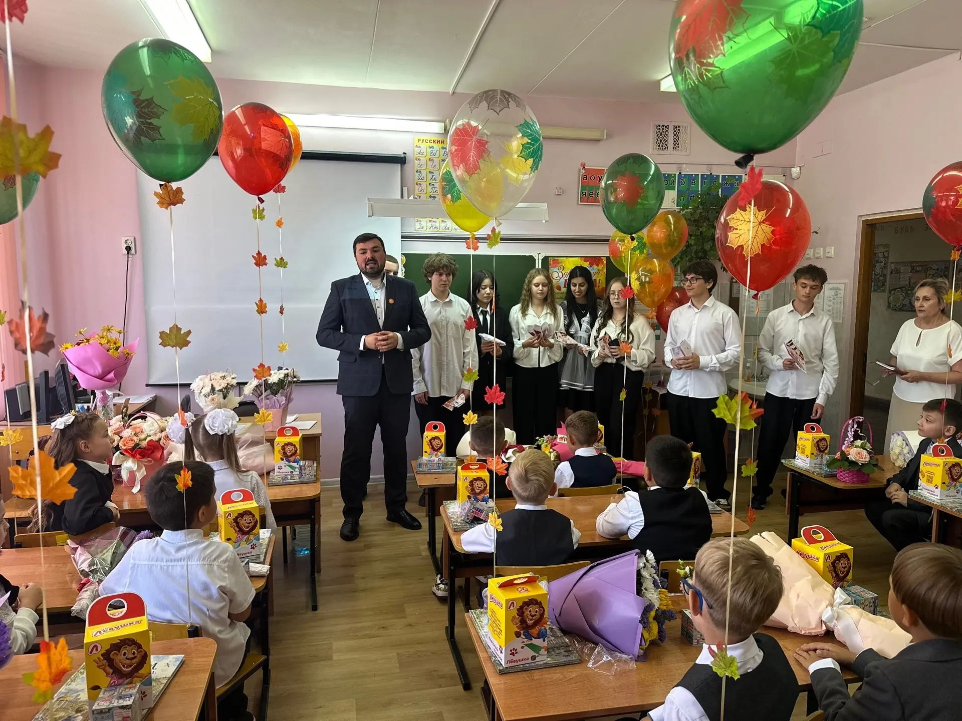 🎉 «Самолётик будущего»: добрая традиция и тёплые напутствия в «Озёрках»! 🎉