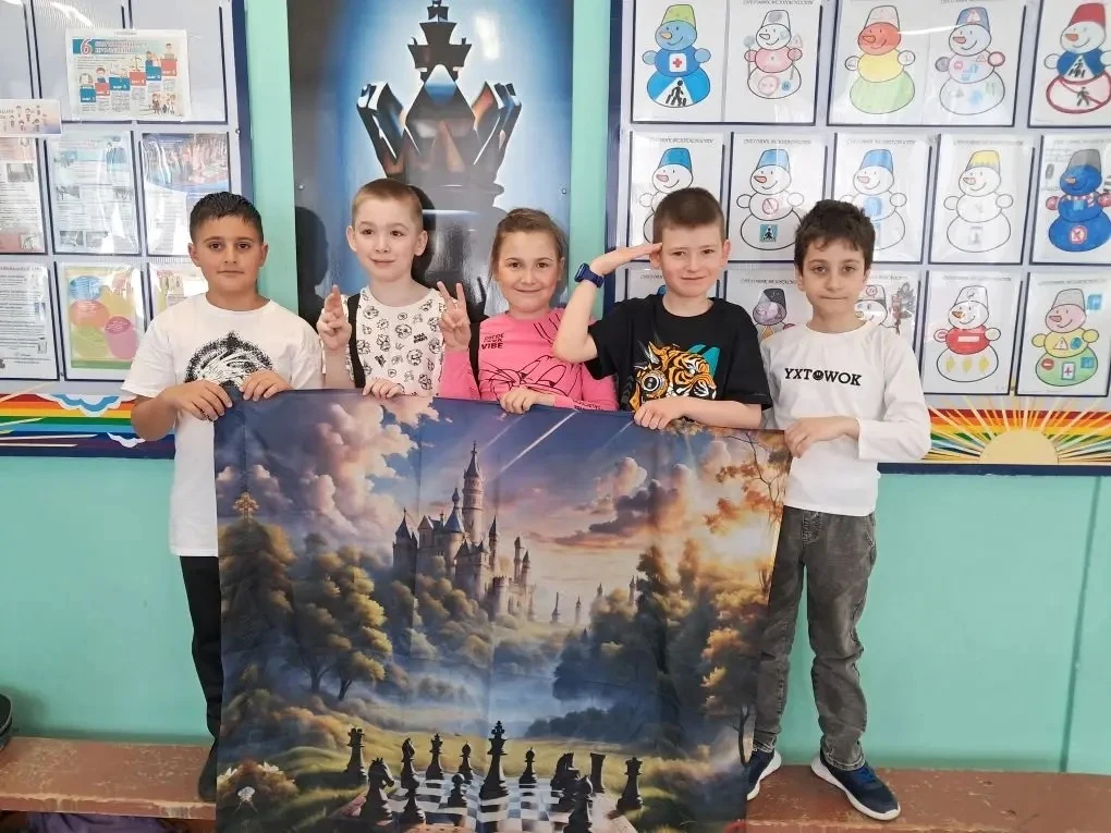 Доброе утро ☀️   ♟️ Шахматный турнир среди 1–2 классов: первые победы!  Вчера в нашей школе прошёл з
