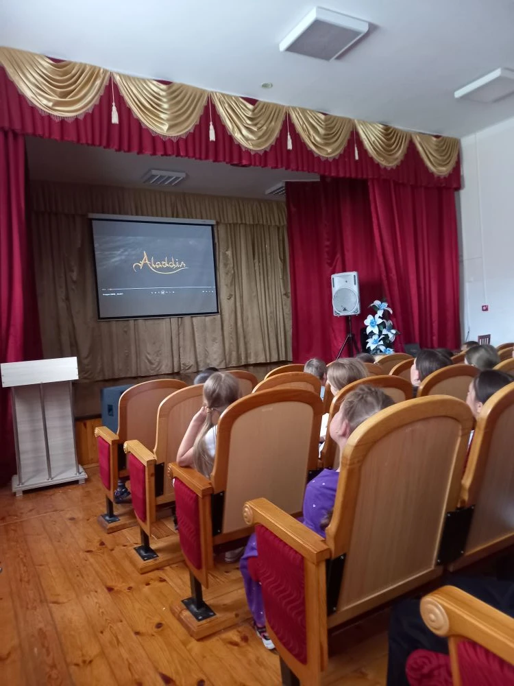 "Дуслык"мәктәп яны лагеры
Хәрәкәтле уеннардан сон без бик матур фильм карадык.
