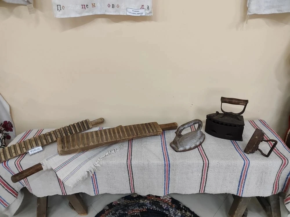 В Антрацитовском историческом музее научный сотрудник Андрюшина Нина Викторовна в зале этнографии пр