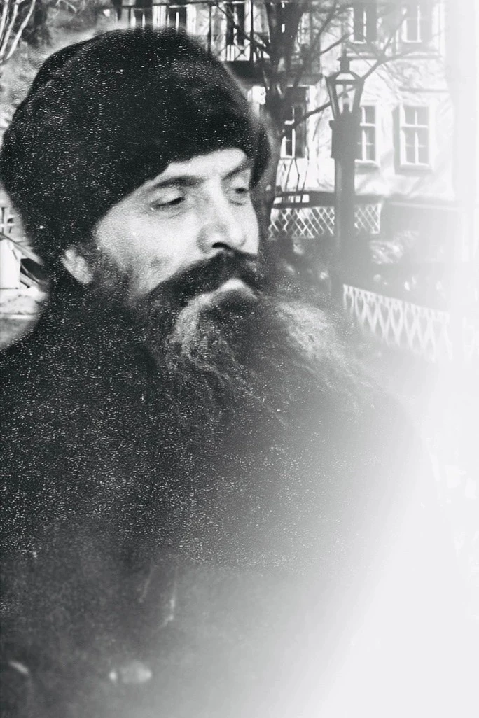 Обычно так бывает, если кто в чём нечист, то думает, что и другие такие. Например, если кто пьяница,