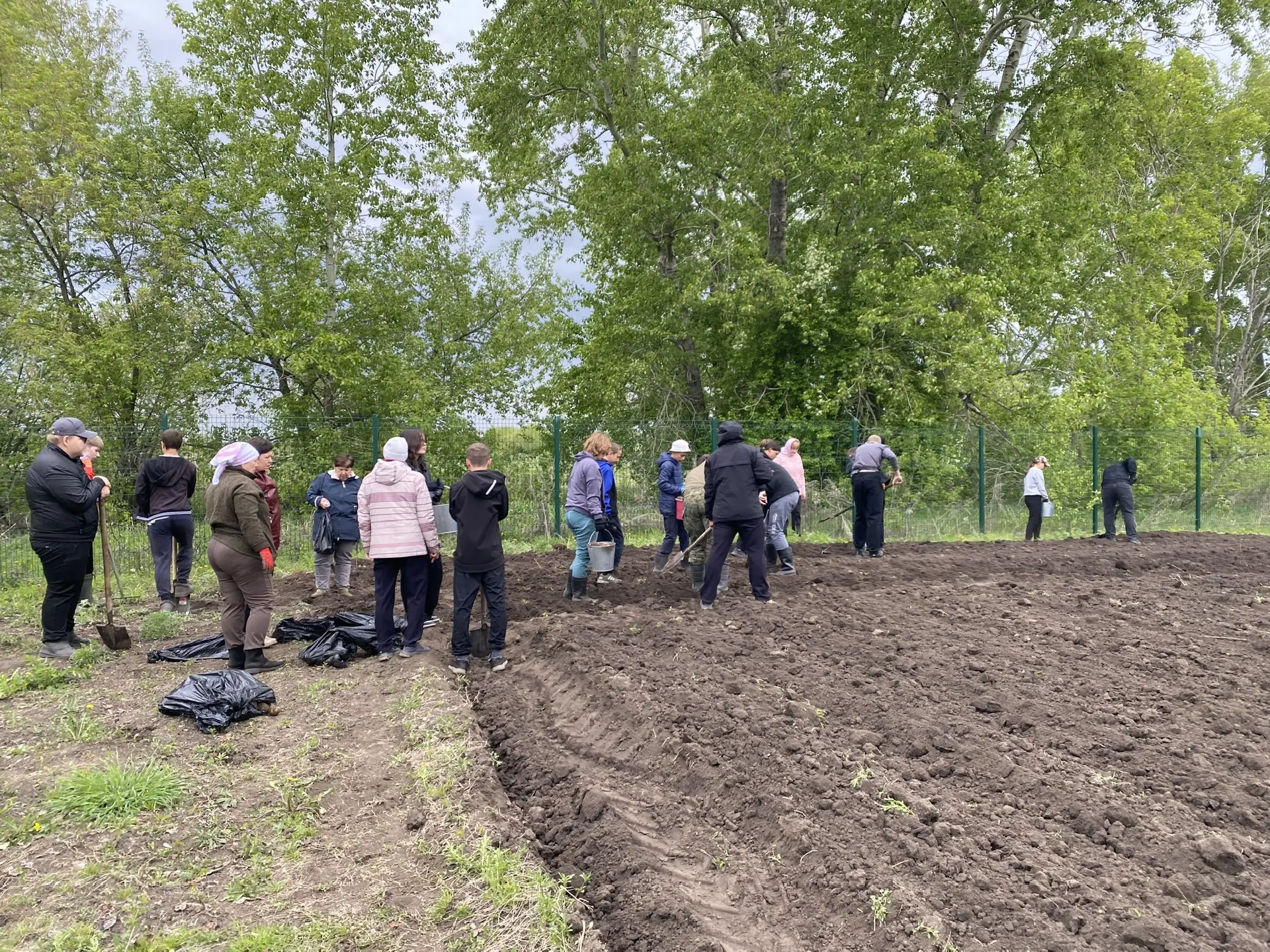 «Лопаты, грабли и классная перемена» 🥔🥕🌱

Сегодня наши старшеклассники на время забыли про гаджет