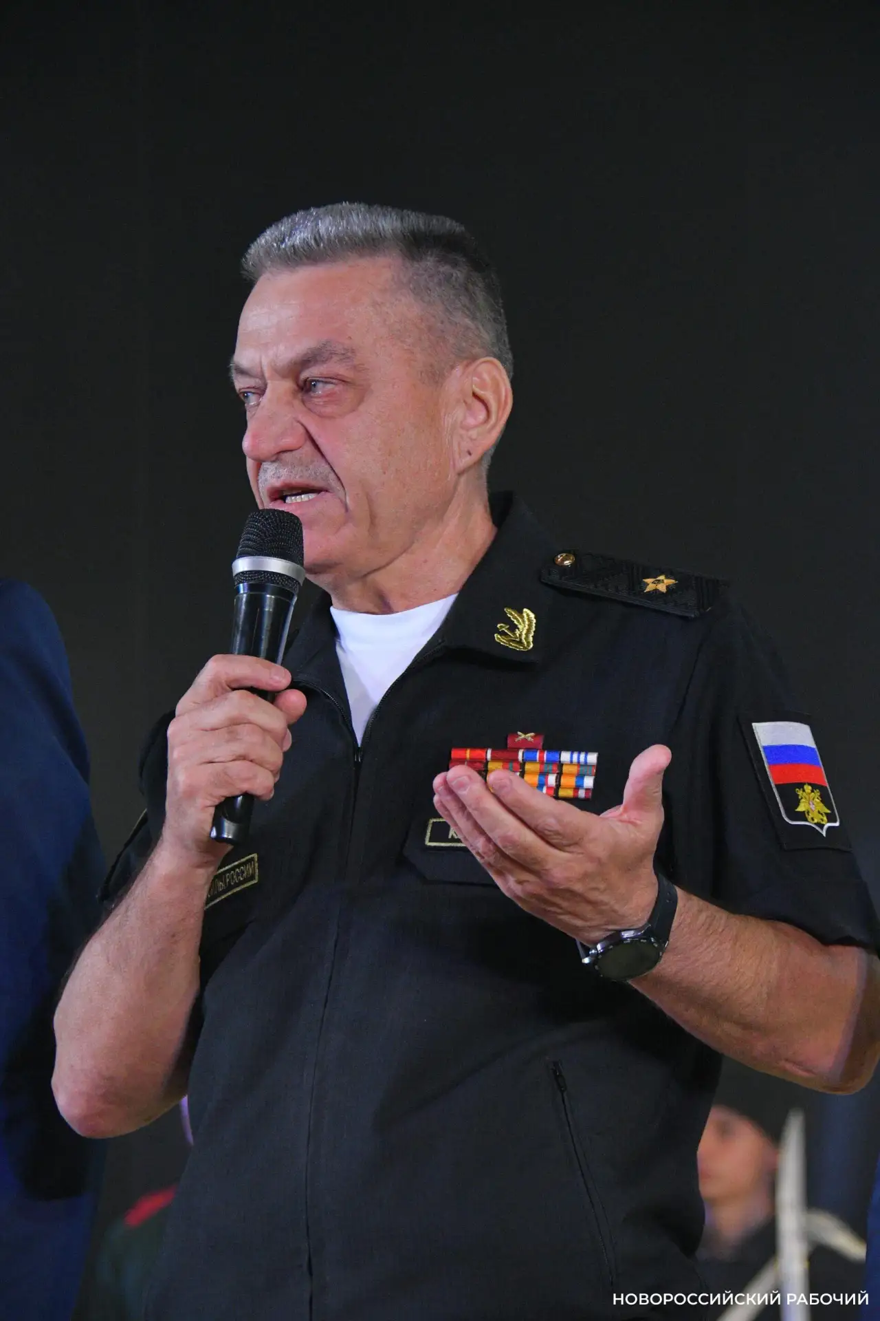 Командиру военно-морской базы Виктору Кочемазову на вручении звания Почетного гражданин...