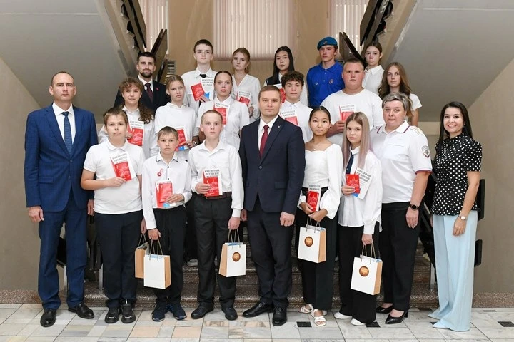 Паспорта — лучшим школьникам Хакасии