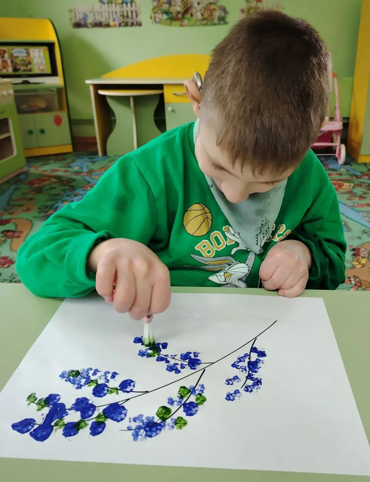 группе «Ягодка» 🍓 расцвела настоящая весна! 💐 Сегодня наши ребята рисовали пышные и а...