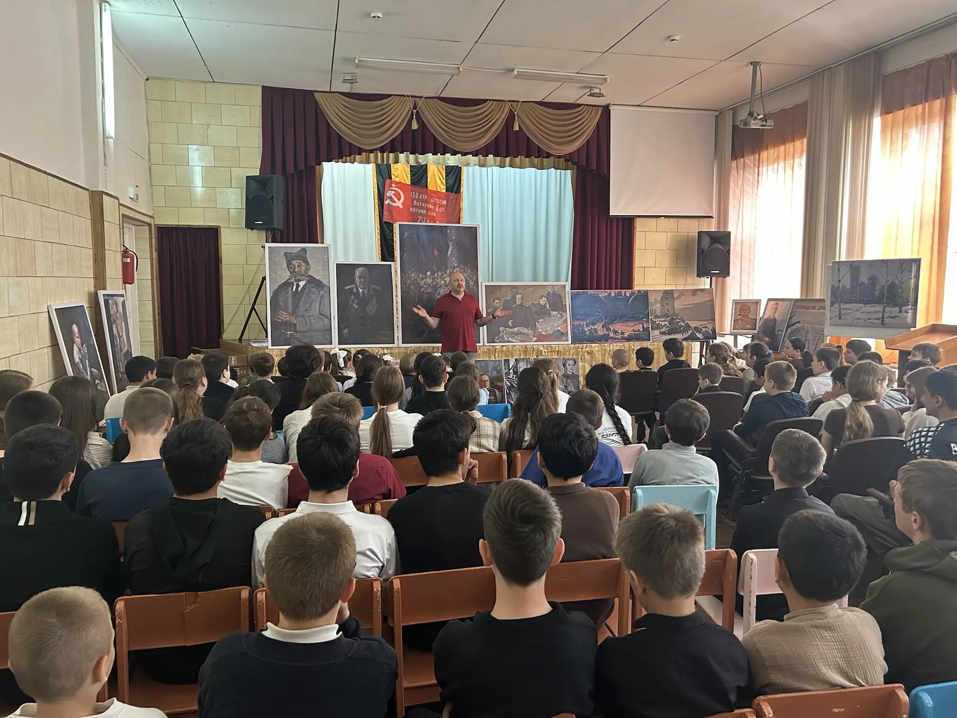 Сегодня была выставка  из Сальского музея им. народного художника В.К. Нечитайло  «Войн...