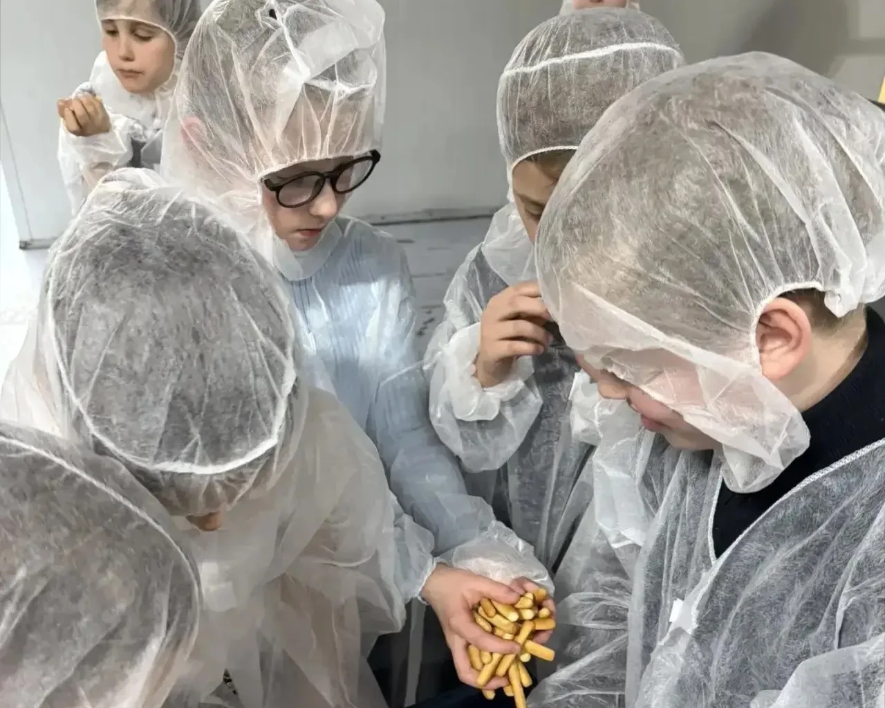 🥨 Хрустящее путешествие!  🏭2 «Г» класс отправился на самую «вкусную» экскурсию — на Останкинский зав