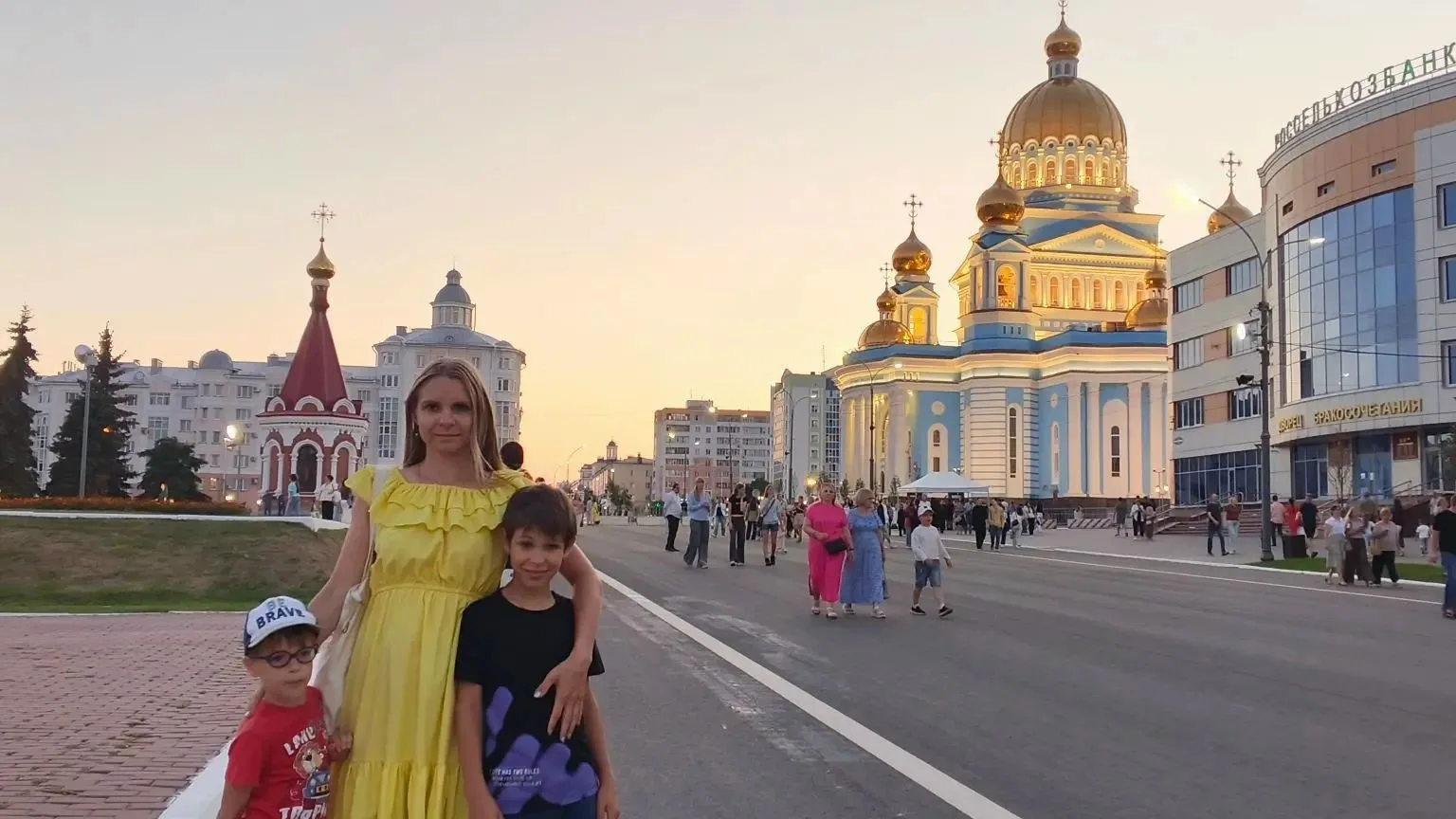 Семья Хозина Миши проводит летние каникулы в путешествиях по знакомым уголкам страны: Ж...