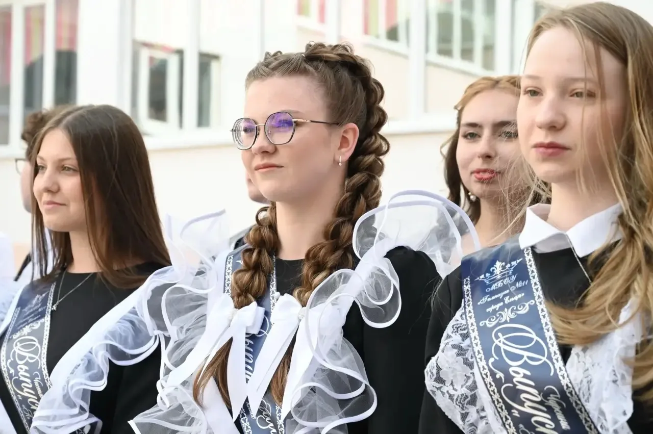 Дорогие выпускники!Уважаемые родители! Поздравляем вас с праздником Последнего школьного звонка! Пус