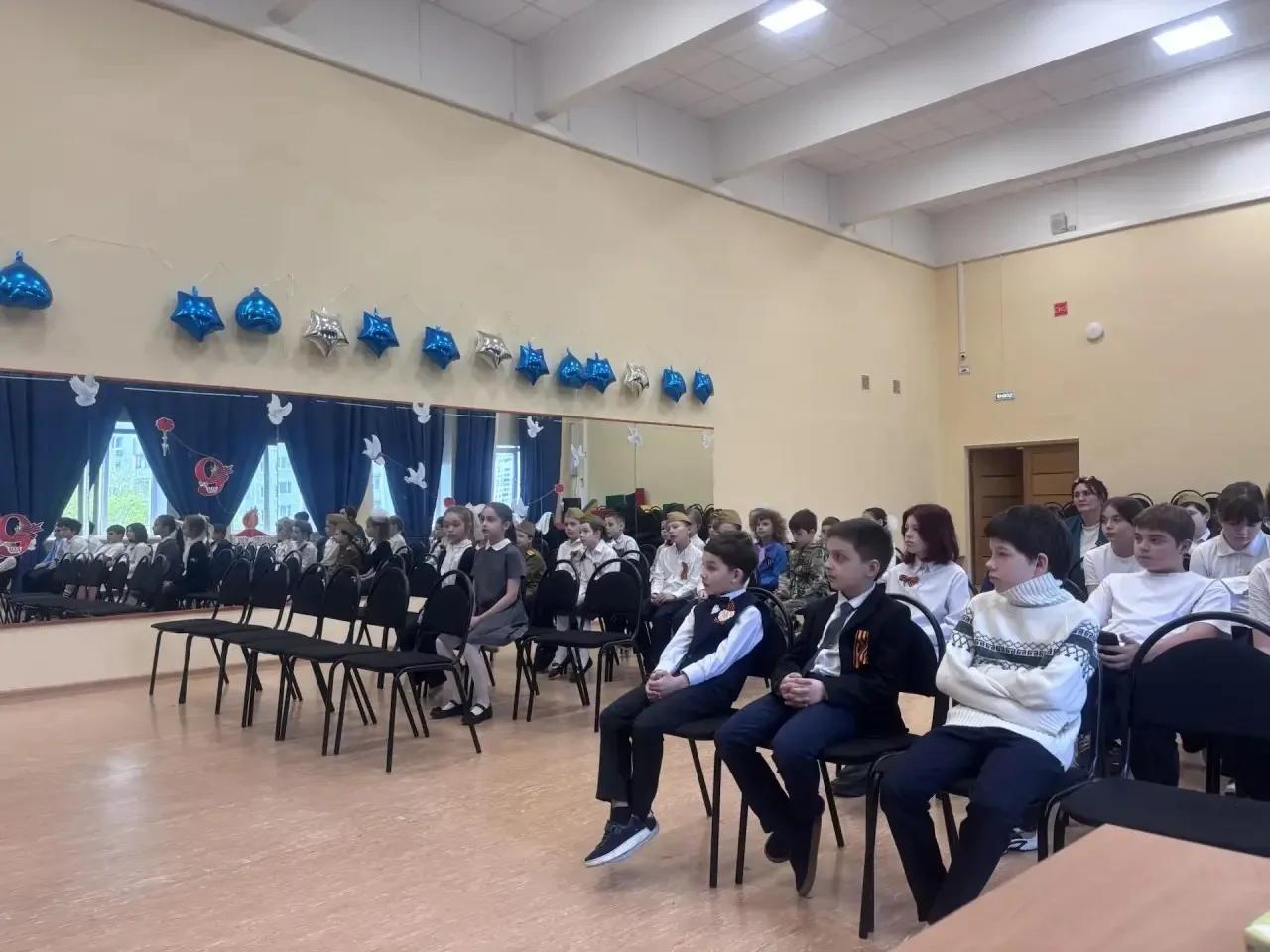 🎖 День Победы: конкурс чтецов и торжественная линейка  📍 Новаторов, 34к2  🕊 В преддверии Дня Победы 