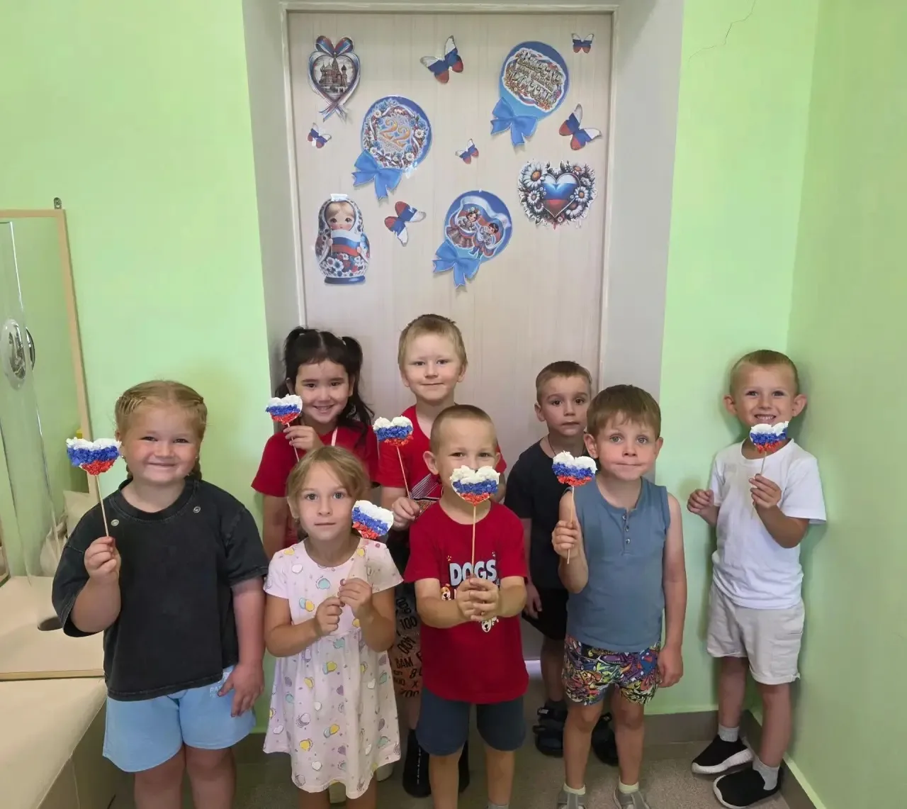 В старшей группе "Гномики" прошло занятие, посвящённое Дню Государственного флага Росси...