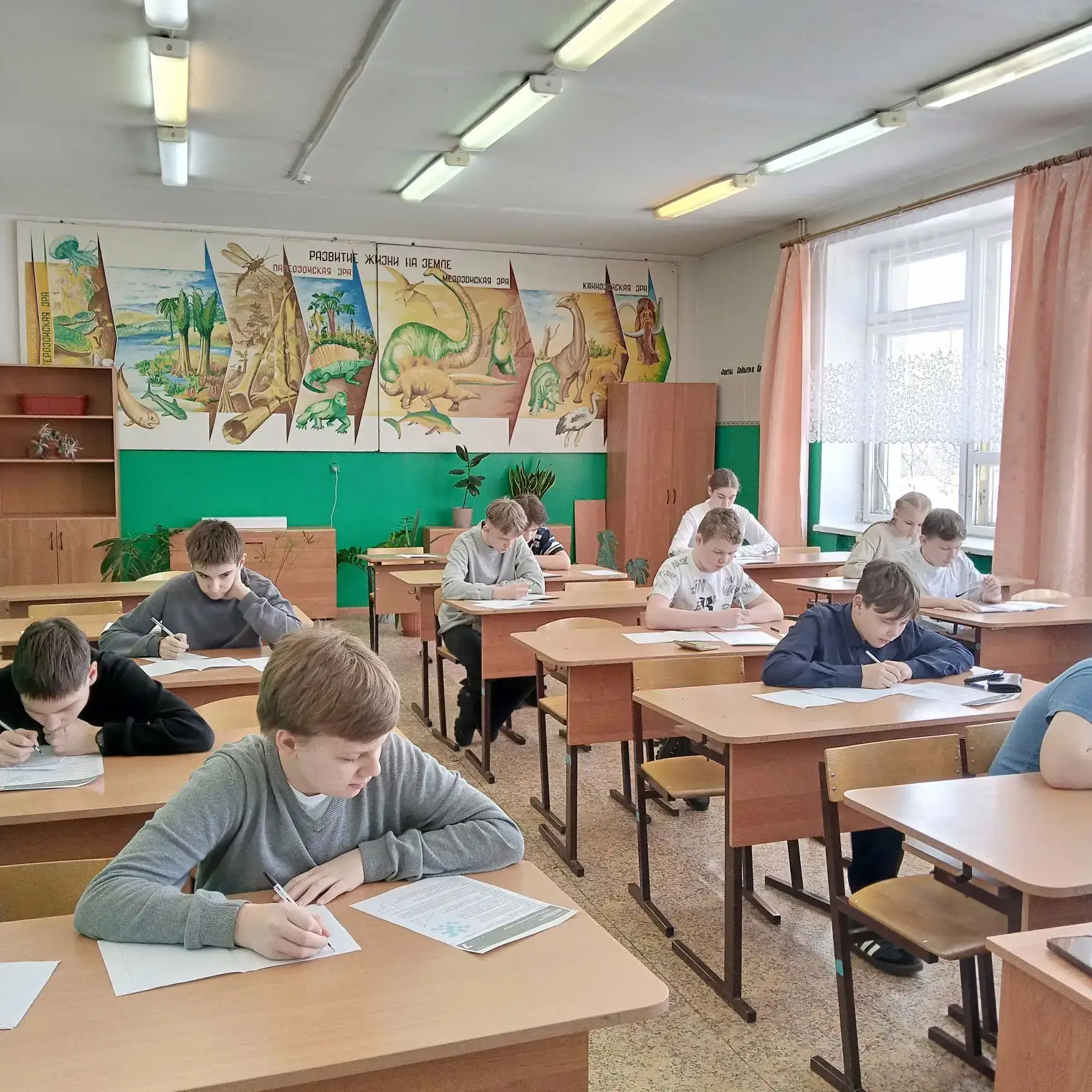Интеллектуальный марафон объединил юных исследователей 🧠✨ 14 и 16 марта в школе прошёл Интеллектуаль