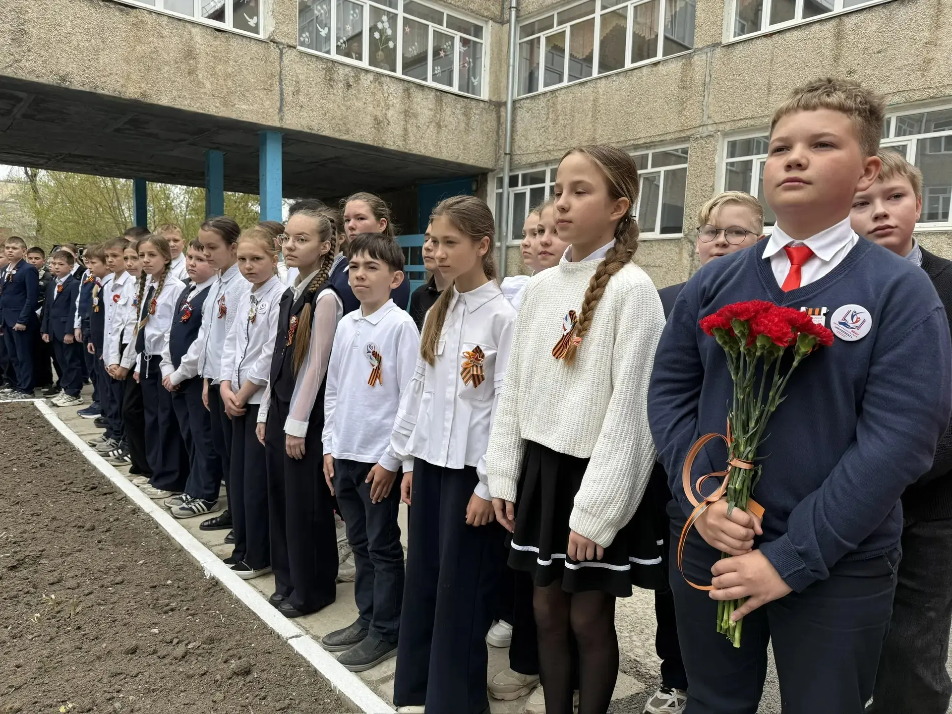 🕯 Вчера в Центре образования «Интеллект» время будто остановилось.  Тишина в коридорах была тяжелее 