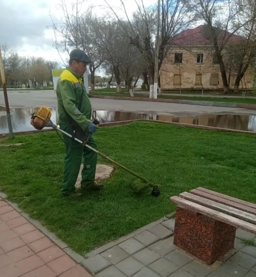🌿 Городские парки преображаются: начинается сезон стрижки травы!  С приходом тепла и началом весенне