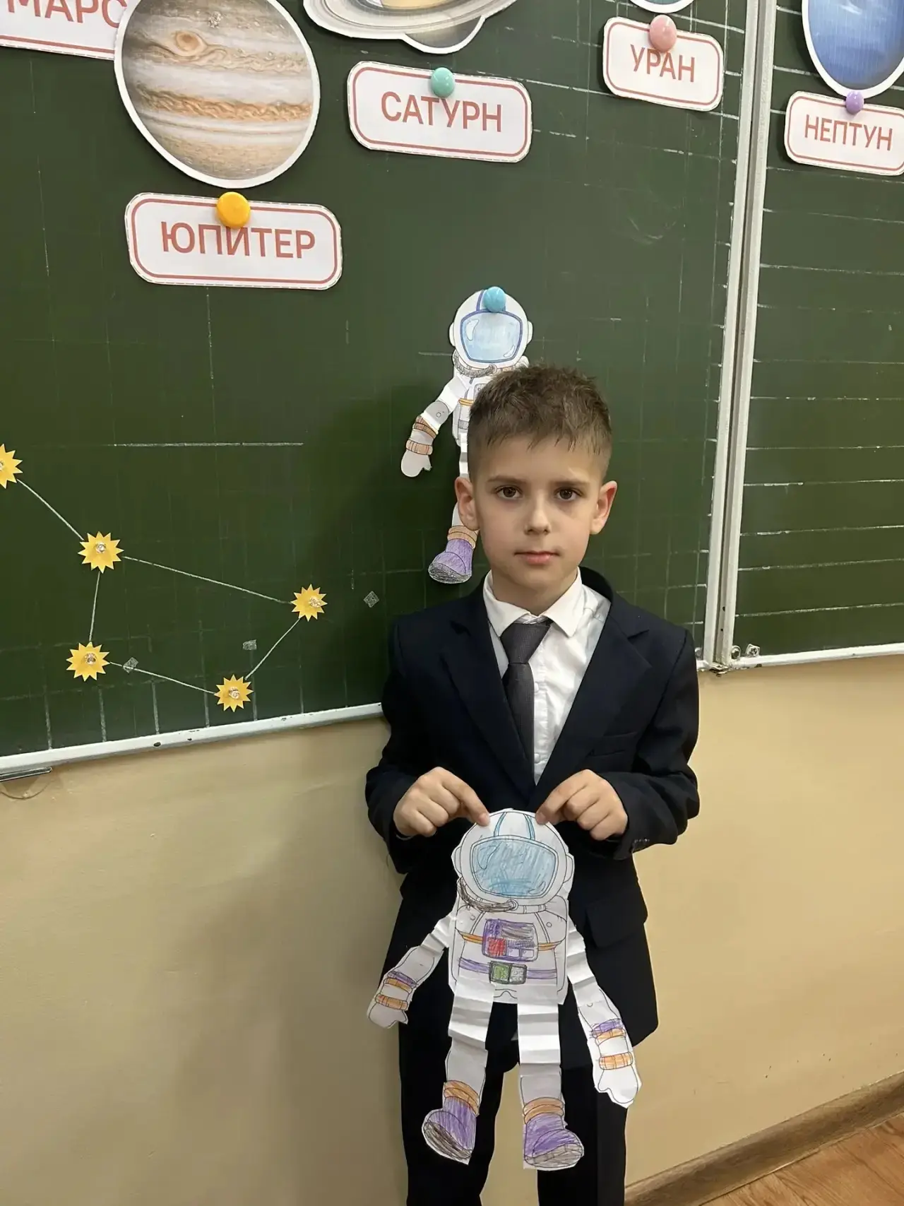 🚀 Обычный урок труда? Нет, не сегодня!  Сегодня ребята 1 «Г» класса отправились в настоящую космичес