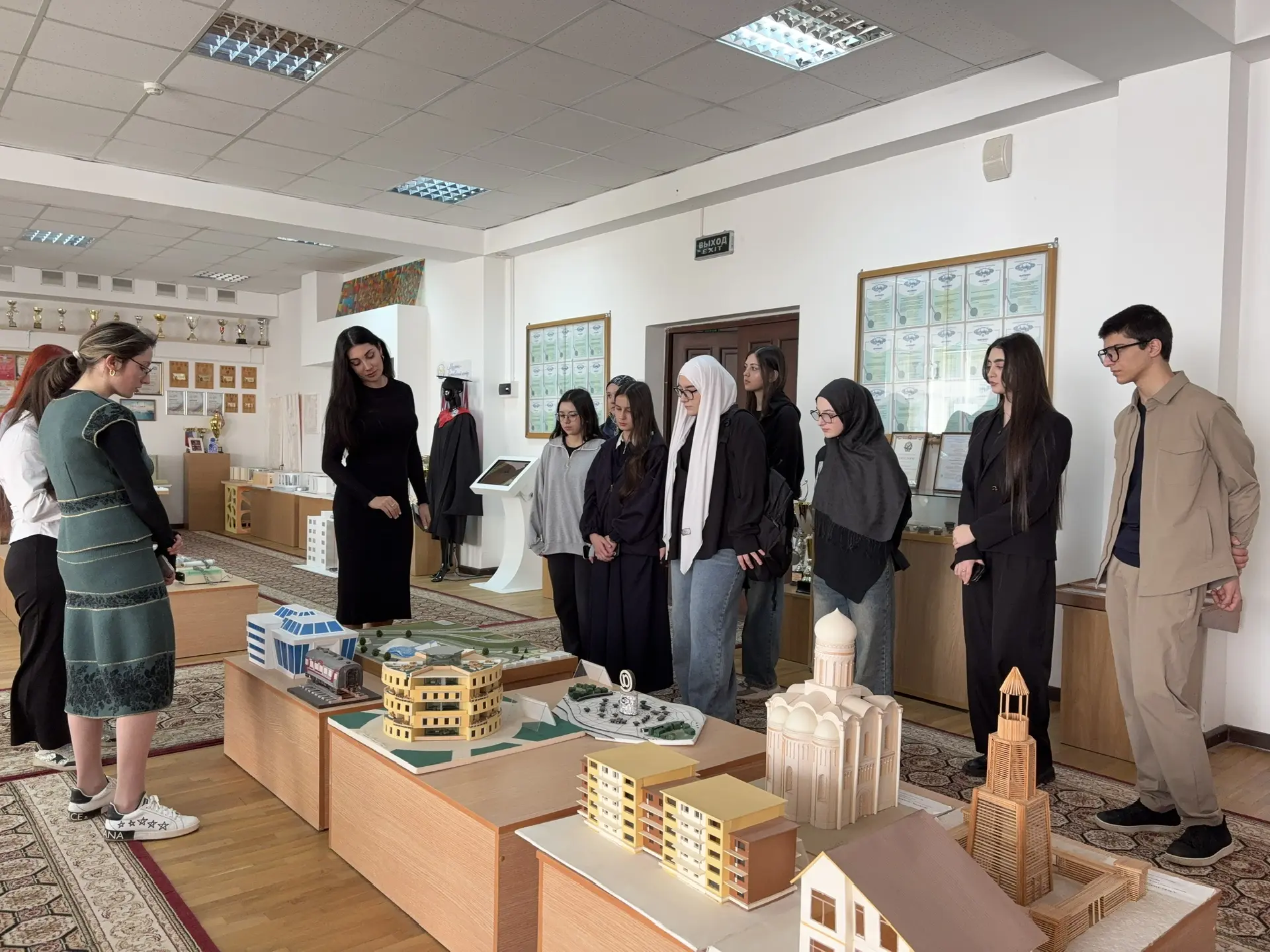 Студенты факультета СПО погрузились в историю науки: экскурсия в Музейно-выставочный це...
