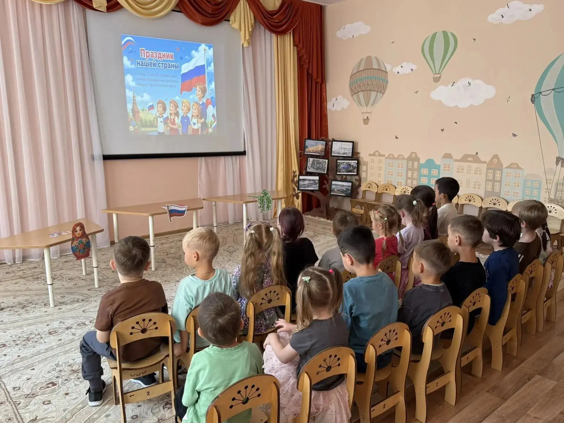 Тематический день ко Дню Государственного флага Российской Федерации прошёл в нашем дет...