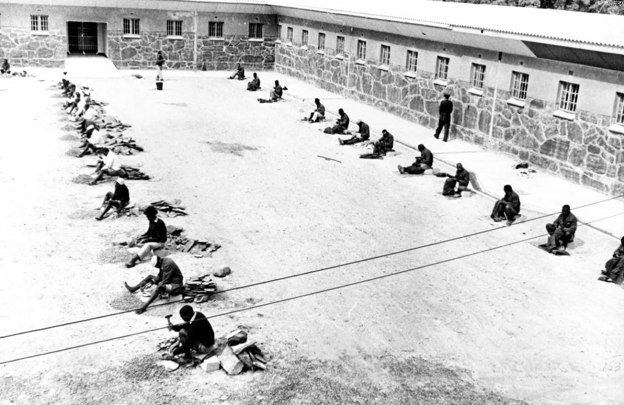 Заключённые дробят булыжники и шьют одежду, ЮАР, 1964 год.