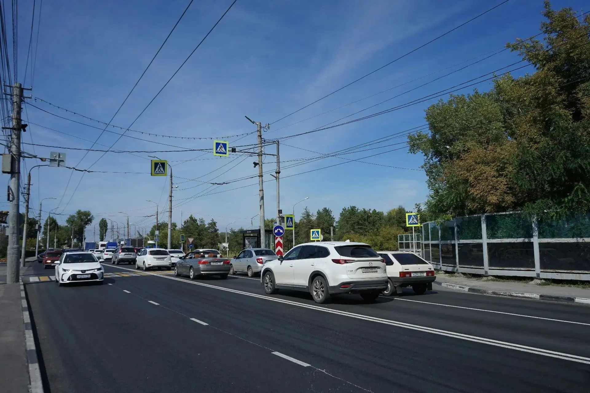 В Энгельсе с опережением на полгода обновили подъездную к мосту дорогу