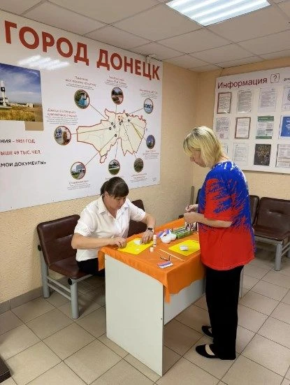 В преддверии важного государственного праздника — Дня России, на площадке МУ «МФЦ» г. Донецка, сотру
