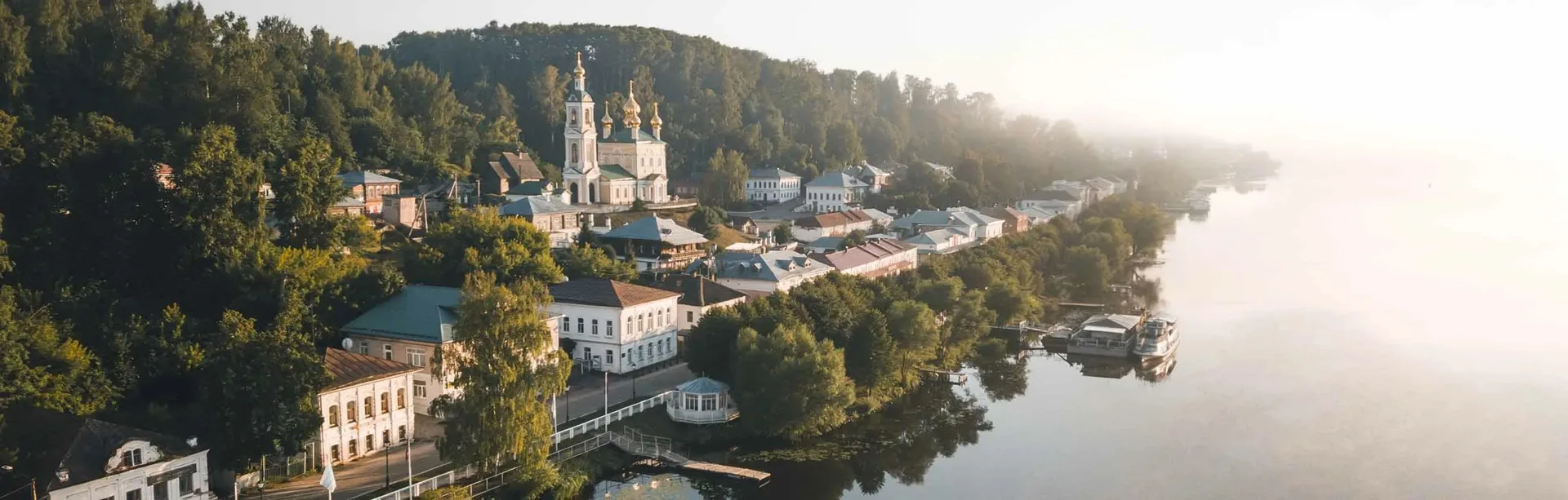 🎨 Город, похожий на картину: едем в Плёс

Небольшой город на берегу Волги, старинные деревянные дом