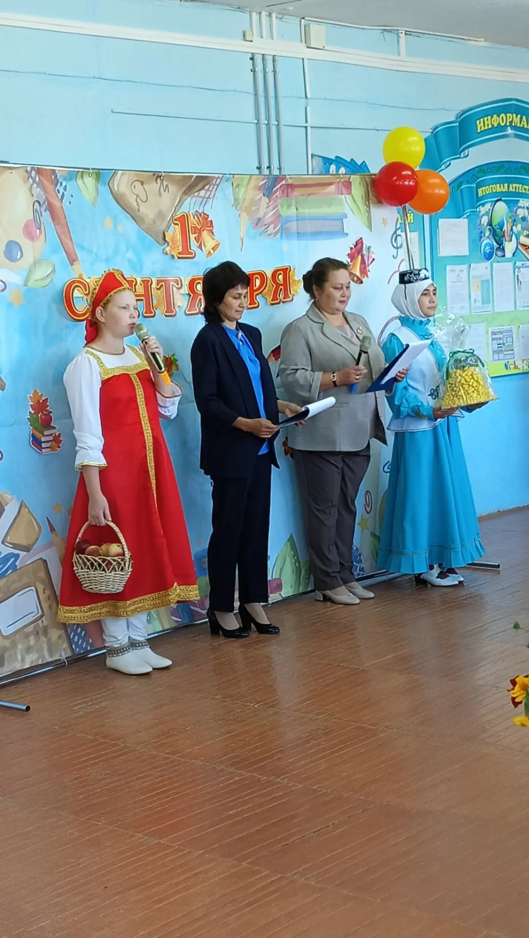 🎉 **День знаний в Азигуловской школе: праздник, где встретились традиции, тепло и мечт...