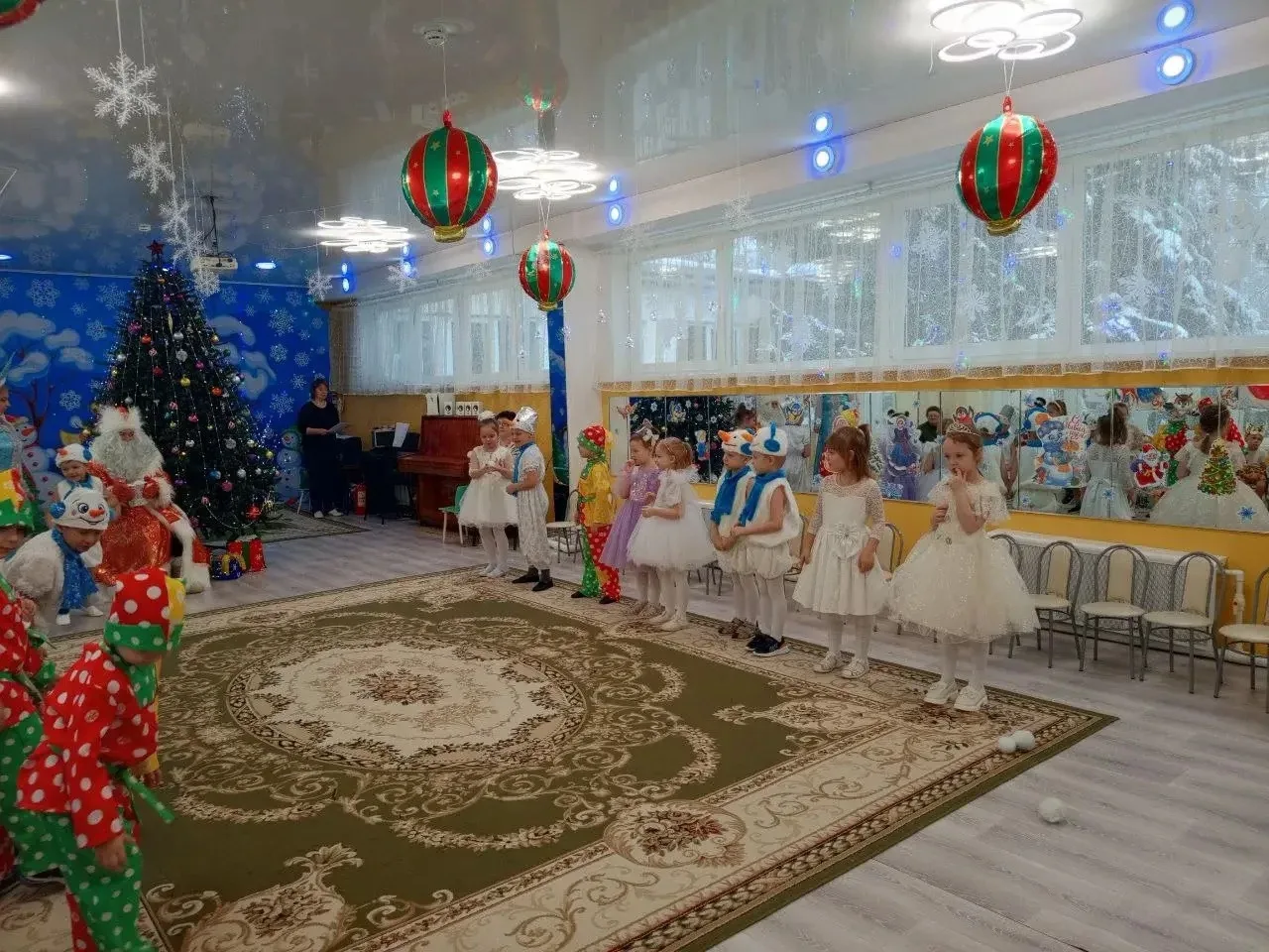 И вот, елочка покидает наш уютный детский сад, унося с собой частичку детской души, вос...