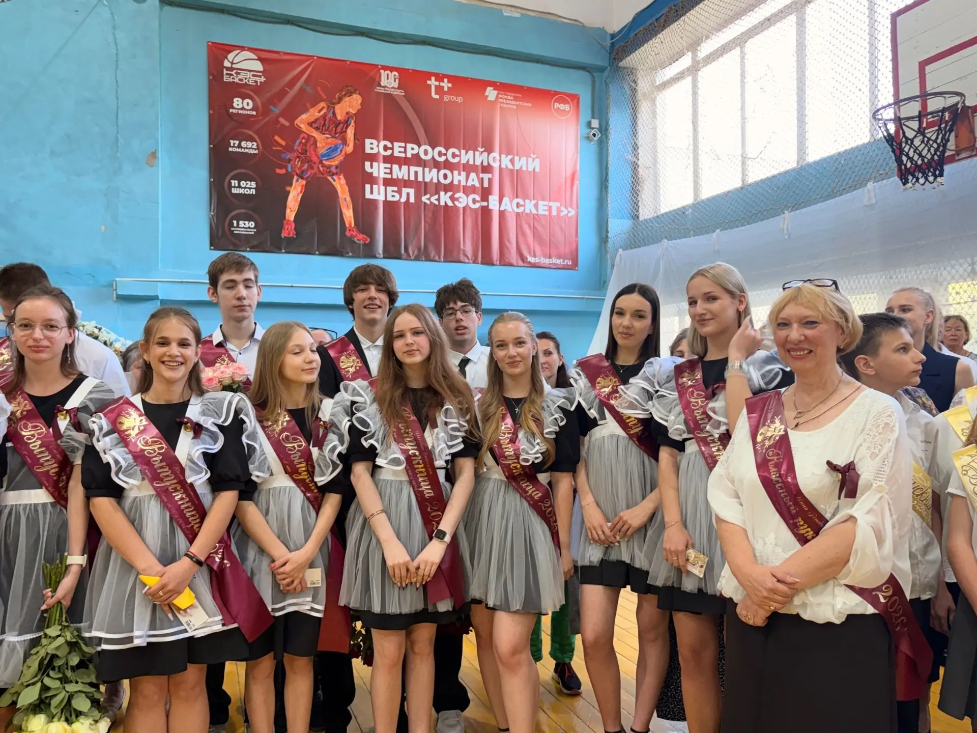 🎀 "ПОСЛЕДНИЙ ЗВОНОК"💐  Дорогие наши выпускники… Кажется, совсем недавно вы робко шли за руку с родит