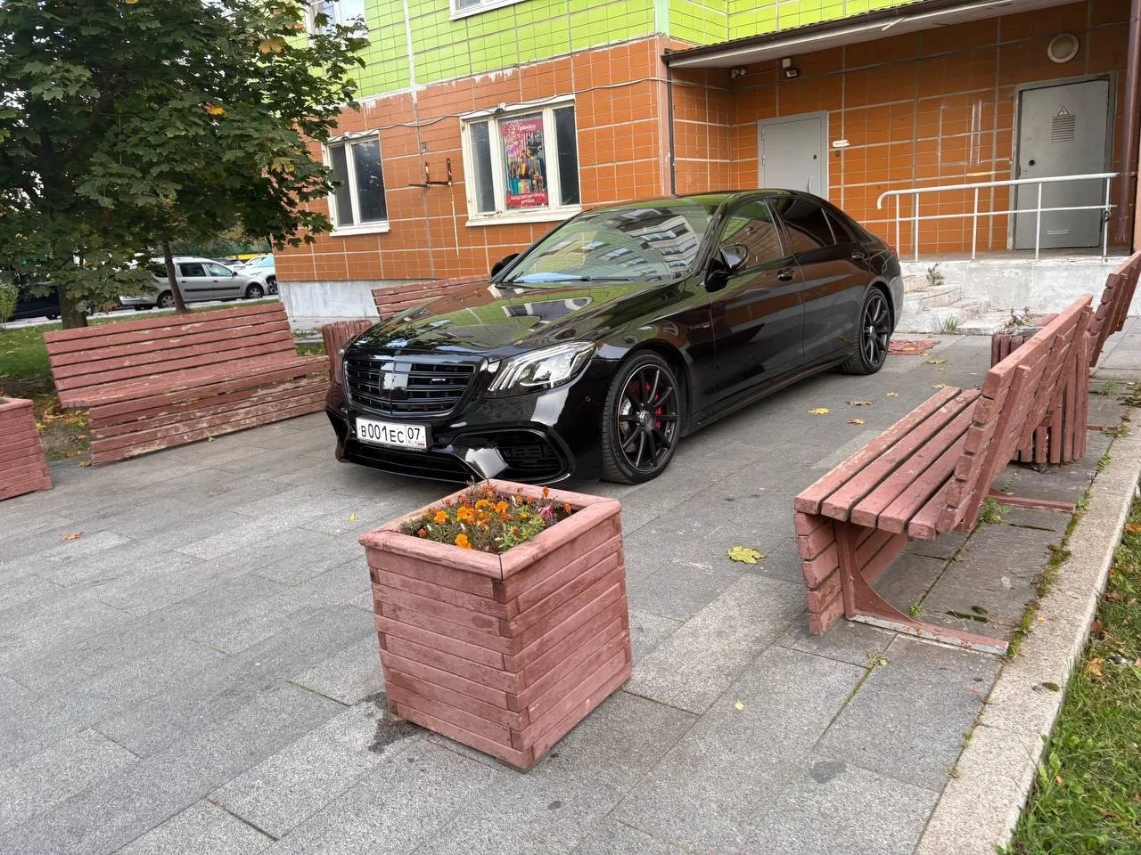 🚙 Гений парковки замечен на Синявинской улице, 11к6