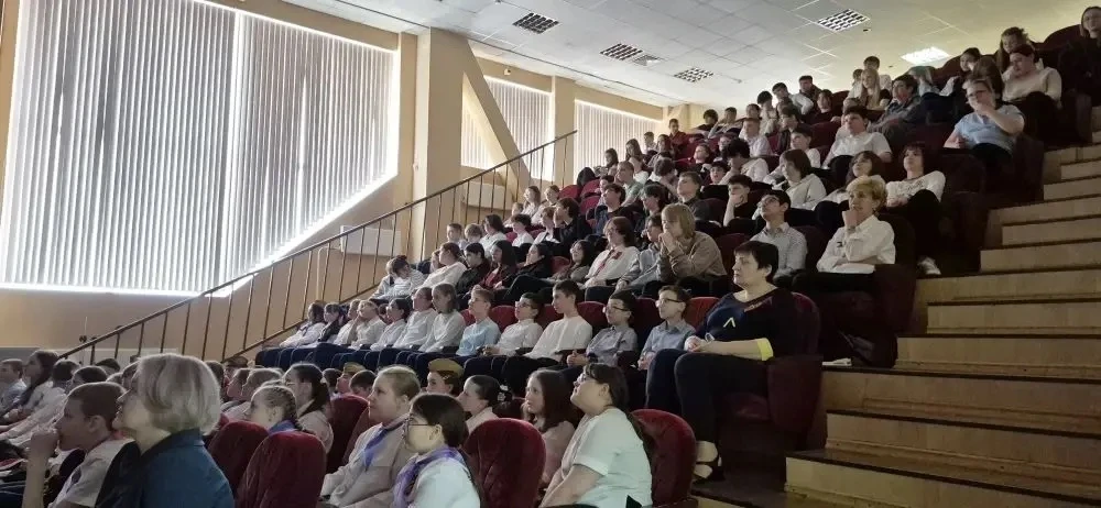 РАЗГОВОРЫ О ВАЖНОМ   Утро понедельника, 4 мая 2026 года, в нашей школе традиционно началось с исполн