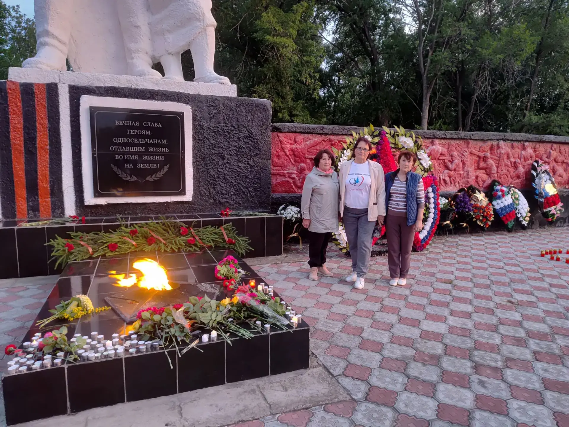 Сотрудники и волонтёры ЦСОН Духовницкого района  присоединились к акции «Свеча памяти»....