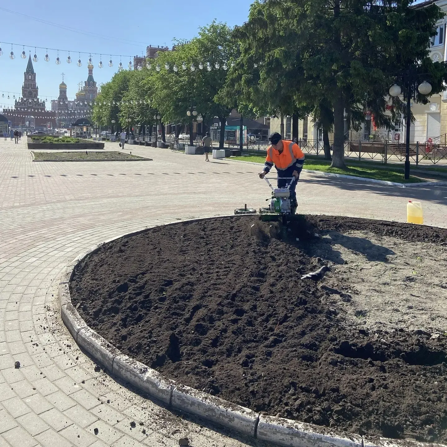 Дела городские, майские 🌸  Погода радует нас теплыми днями, а бригада озеленителей - цветами. Всеми 