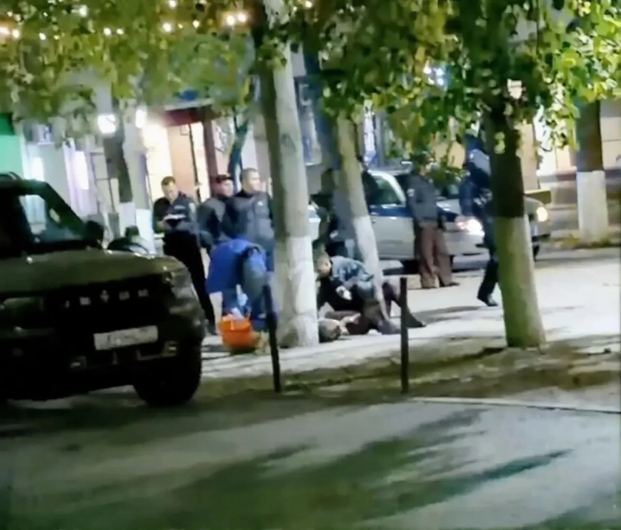 В Батайске пьяные посиделки в парке закончились двойной поножовщиной