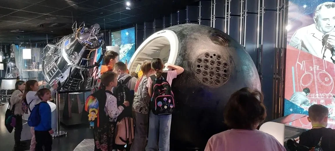 Звездное путешествие учеников 1 «В» класса! 🚀  🌌 Юные исследователи из 1 «В» класса отправились в за