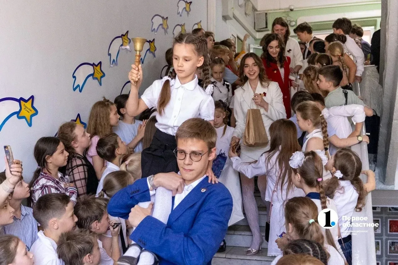 В школах Челябинска прошли последние звонки  В этом году праздник «Последний звонок» объединил более