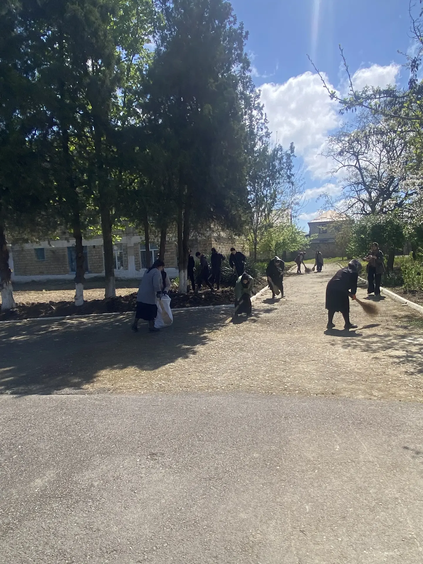 В рамках проведения общегородского субботника обучающиеся и педагоги нашей школы приняли активное уч