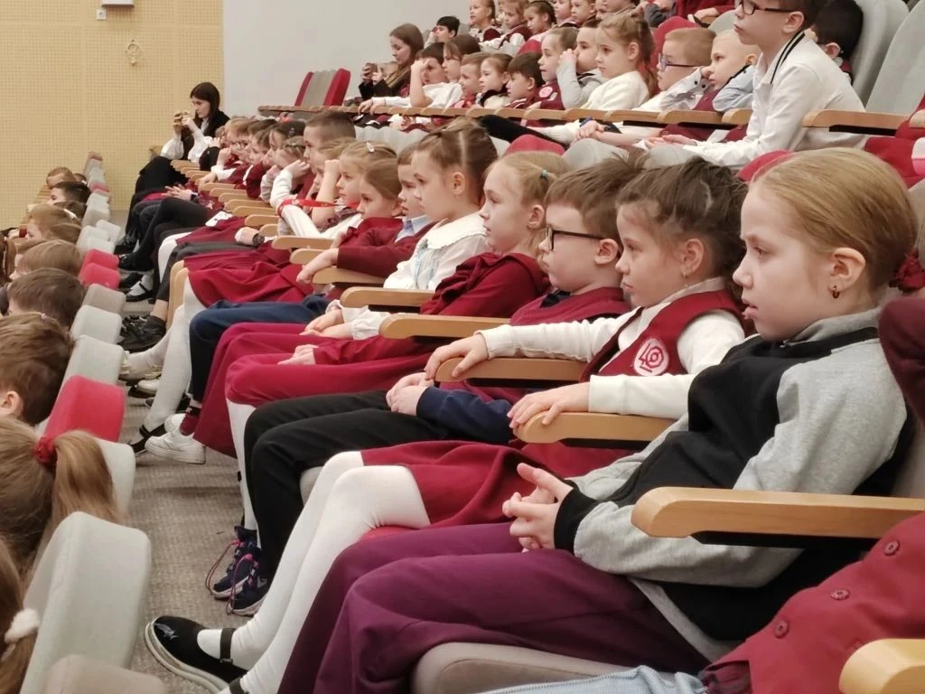 ЗНАКОМИМСЯ С СОВЕТСКОЙ МУЗЫКАЛЬНОЙ КЛАССИКОЙ ВМЕСТЕ С ПРОФЕССИОНАЛАМИ. В МАОУ гимназия №40 прошел фи