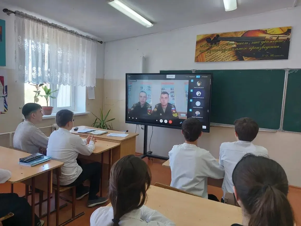 🚧Во исполнения Дорожной карты по военно- профессиональной ориентации 17 апреля обучающиеся приняли у