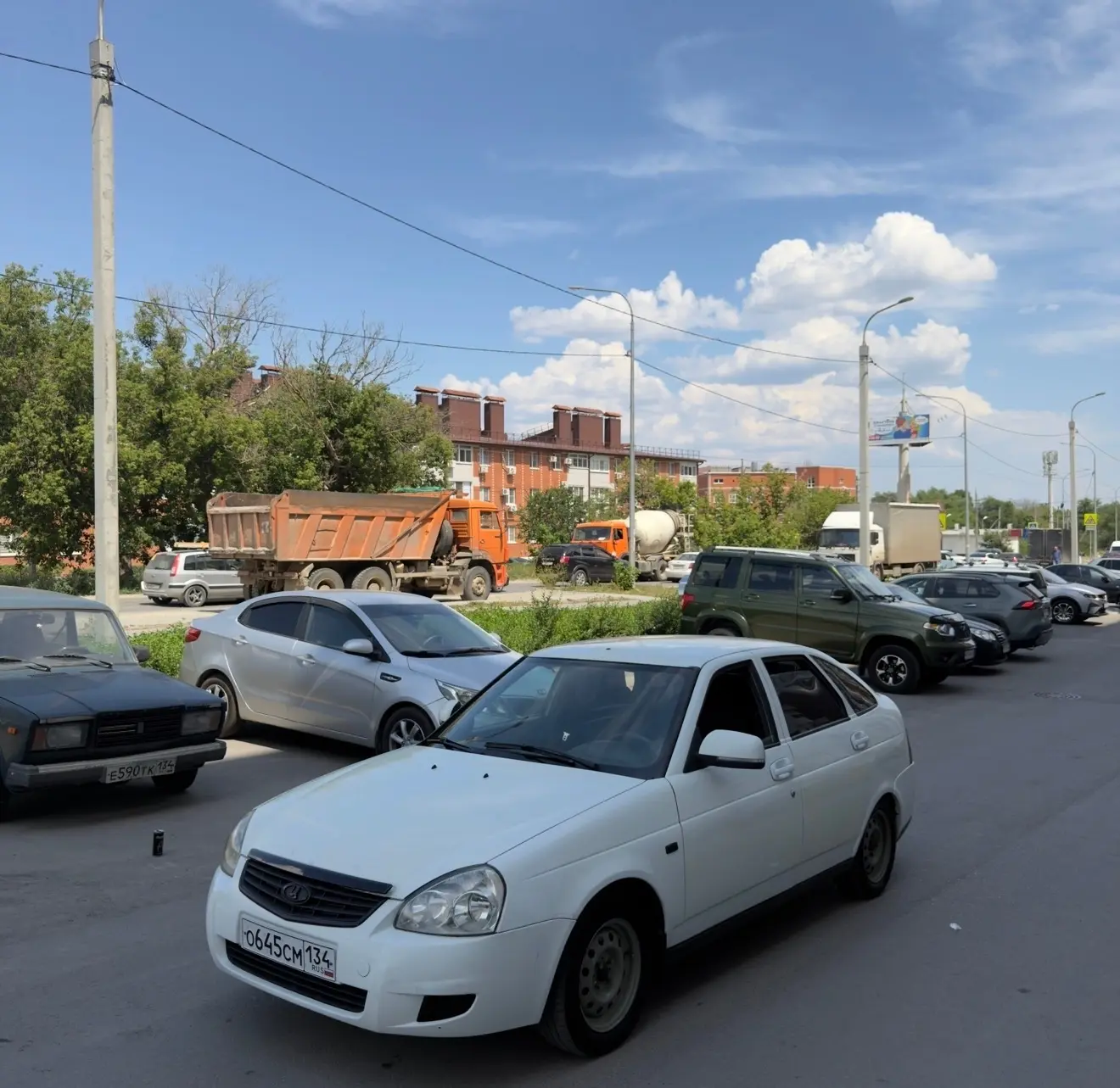 Продам : Приора 2011г
Гур, абс 
По технике без нареканий 
Сел поехал куда угодно 
Мотор не дымит не 