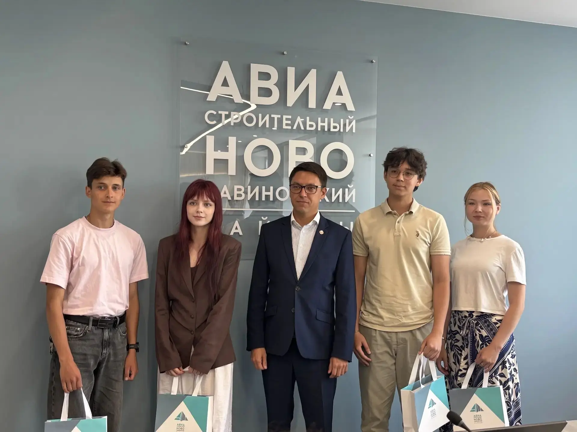 🎉 Встреча с главой района: наша Малика, её наставник и директор — в числе приглашённых!

Вчера, 10 