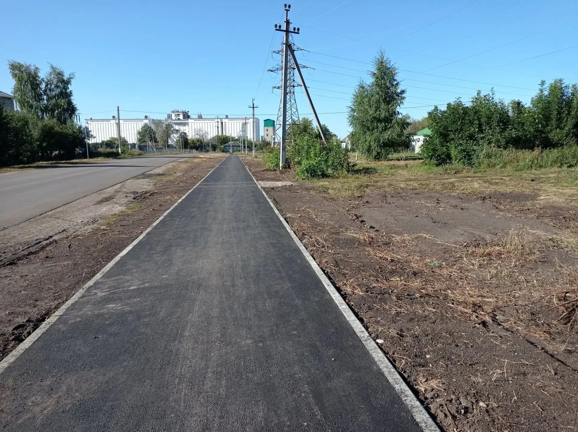 В р.п.Турки завершены работы по строительству нового тротуара, который соединил улицы Л...