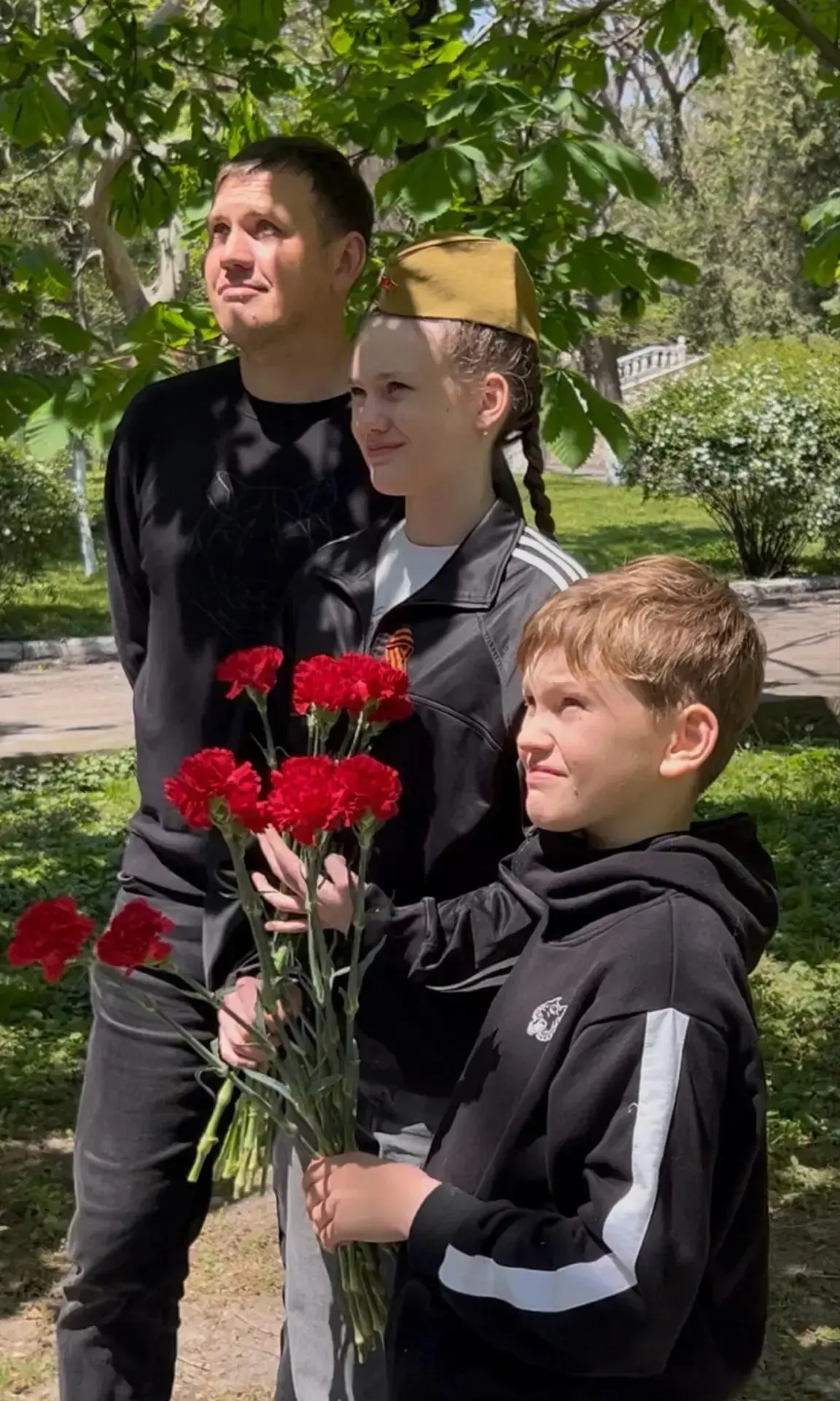 Кадет  8 М класса Вологина Арина и ученик 3 А класса Вологин Кирилл вместе с родителями возложили цв