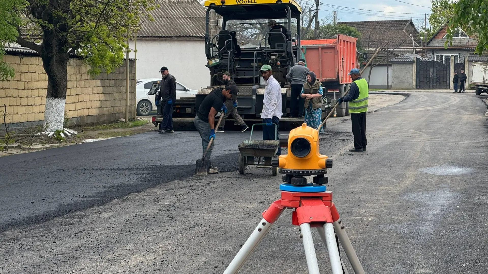 В Хасавюрте на улице Дербентская ведутся работы по укладке асфальта  ➖В Хасавюрте на улице Дербентск