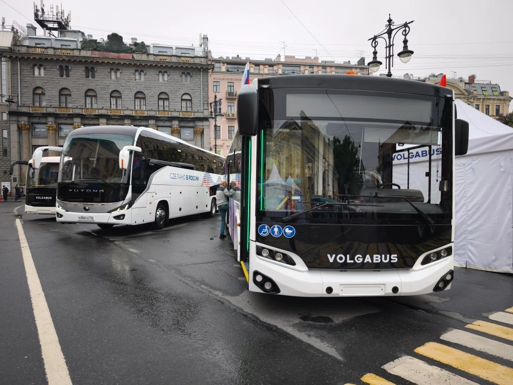 Второй день «ТранспортФеста 2026» в самом разгаре, и на Манежной площади сейчас царит н...