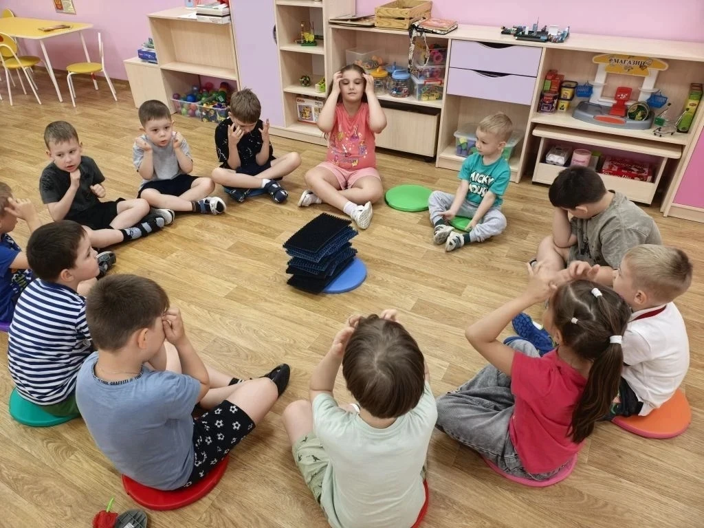 Для гармоничного развития детям нужны не только игры, но занятия, которые укрепляют здоровье. 
Утро 
