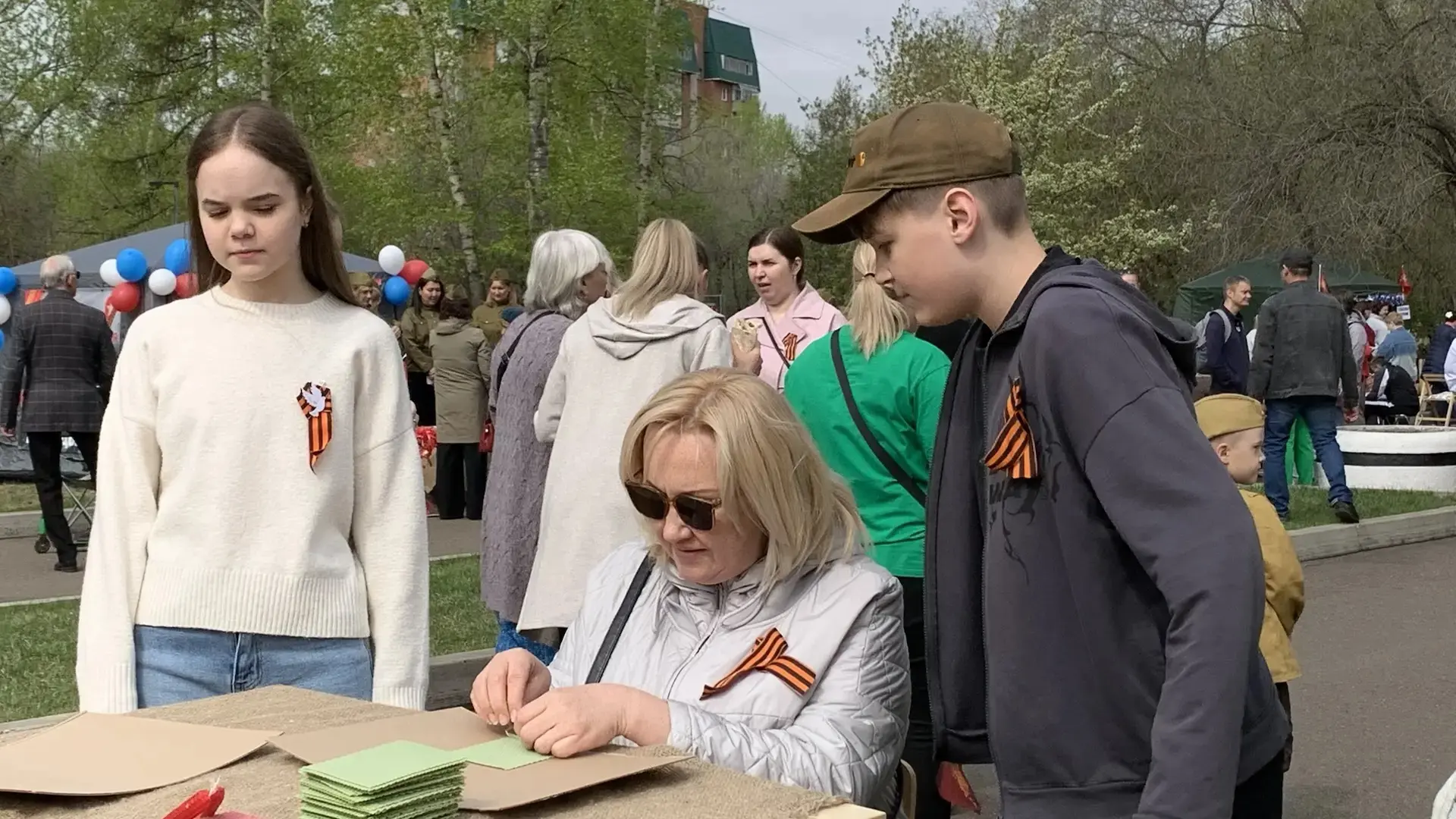 🎗 9 мая в Гвардейском парке наша школа организовала локацию, посвященную изготовлению свечей памяти.